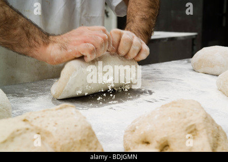 Bakers Händen durchkneten Teig Stockfoto