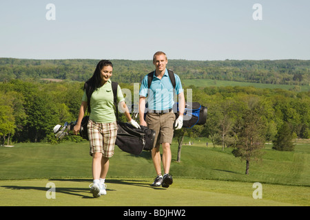 Paar am Golfplatz Stockfoto