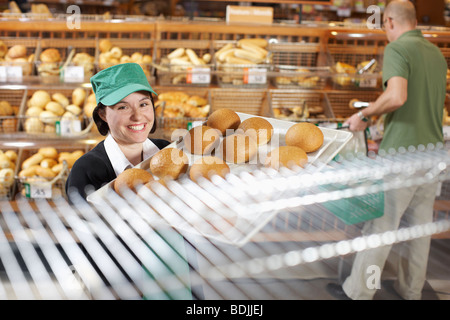 Umgang mit Tablett mit Backwaren Bäcker Stockfoto