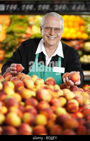 Lebensmittelgeschäft Schreiber, Vermittlung von Pfirsichen im produzieren Seitenschiff Stockfoto