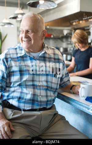 Mann im Café Stockfoto