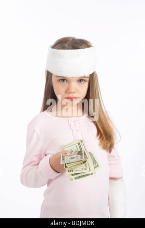 Mädchen mit einem Verband auf dem Kopf halten von Bargeld Stockfoto