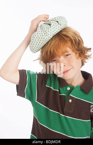Junge hält einen Eisbeutel auf den Kopf Stockfoto