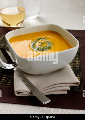 Karotten-Suppe mit Glas Weißwein Stockfoto