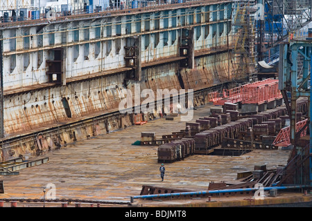 Kleine Figur in einem schwimmenden oder tauchfähigen Trockendock in Bergen in Norwegen Stockfoto