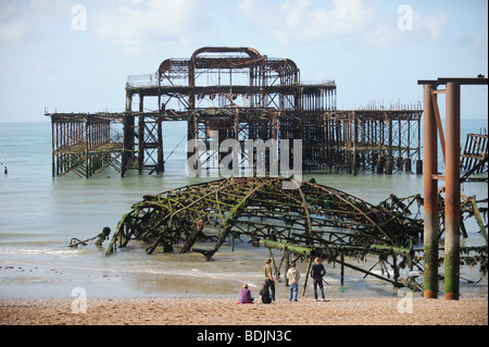 West Pier Brighton bei Ebbe am frühen Morgen Sommer Großbritannien Stockfoto