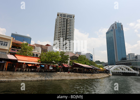 Elgin Brücke über Singapore River und Fluss gelegenen Restaurants und Cafés, Singapur Stockfoto