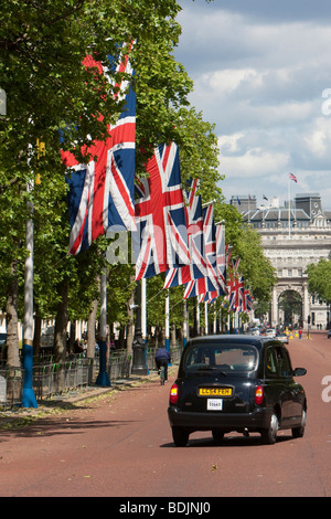 Union Jack Fahnen entlang der Mall, London Taxi unten im Laufe der Reihe. Admiralty Arch entfernt. Stockfoto