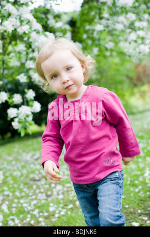 Kleines Mädchen außerhalb Stockfoto