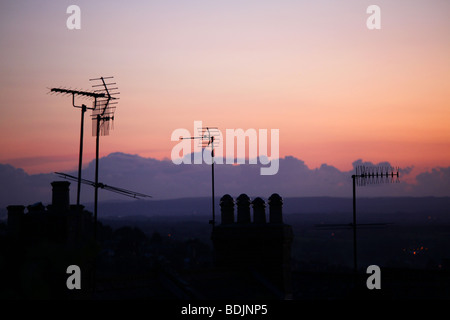 Sonnenuntergang über Dächer in Stroud, Gloucestershire. Stockfoto