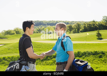 Männer am Golfplatz Stockfoto