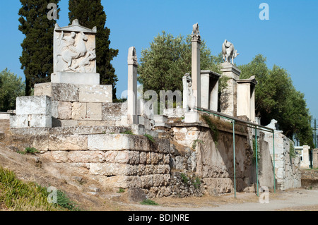 Der Kenotaph des Dexileos und andere Grabbeigaben Marker im Kerameikos von Athen, Griechenland (Alter Friedhof). Stockfoto