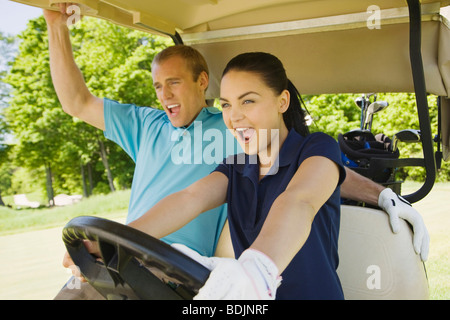 Paar im Golf-Cart Stockfoto