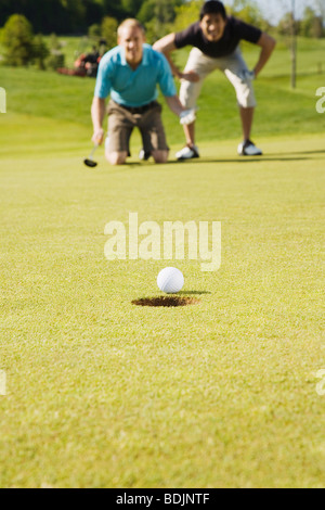 Männer spielen Golf Stockfoto