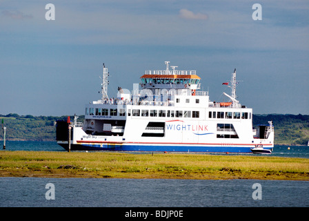 Auto-Passagier-Fähre in Lymington aus The Isle Of Wight Stockfoto