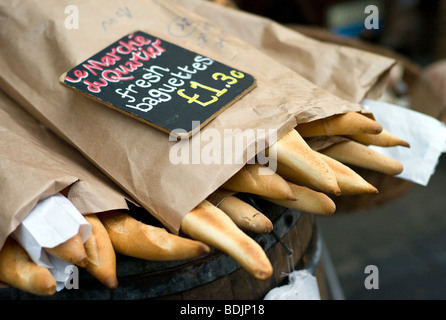 Baguette Baguette in Papiertüte zum Verkauf stand, Borough Market, London Stockfoto