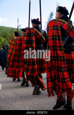 Lonach Highlander   Unique März von der Red Tartan Plaid tragen Geschlechtsgenossen um oberen Donside, Schottland, Großbritannien Stockfoto