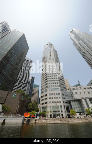 im Weitwinkel Wolkenkratzer der Stadt, einschließlich der Standard Chartered Bank, Singapur Stockfoto