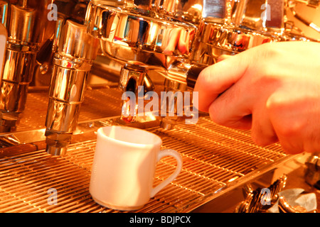 Person Bezug von Kaffee Stockfoto