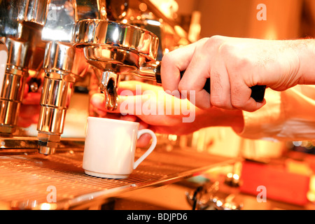 Mann-Kaffeezubereitung Stockfoto