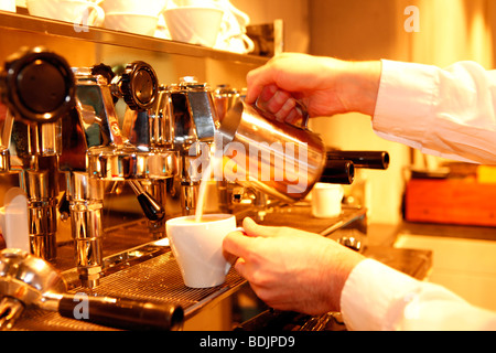 Mann-Kaffeezubereitung Stockfoto