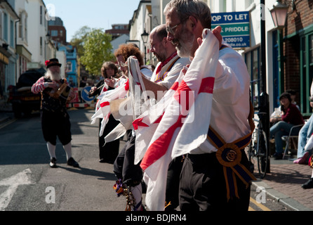 Morris Tänzerinnen in der Straße, Gloucester Road, Brighton. Stockfoto