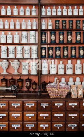 Das Innere einer alten Apotheke aus dem 19. Jahrhunderts, die im Freilichtmuseum von Maihaugen mit traditionellen Gebäuden und norwegischer Kultur in der Nähe von Lillehammer, Norwegen, aufbewahrt wird Stockfoto