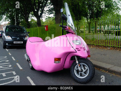 Ein rosa Behinderung Roller parkten in einer behinderten Bucht Stockfoto