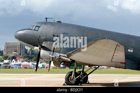 Eine Douglas DC-3 Transportflugzeug sitzen auf dem Rollfeld Stockfoto