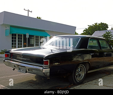 Vintage schwarze Auto geparkt auf Key West Street, Florida Stockfoto