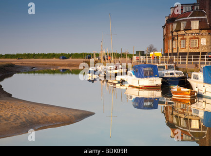 Yachten vertäut am Kai Norfolk Blakeney an einem klaren ruhigen Abend Stockfoto