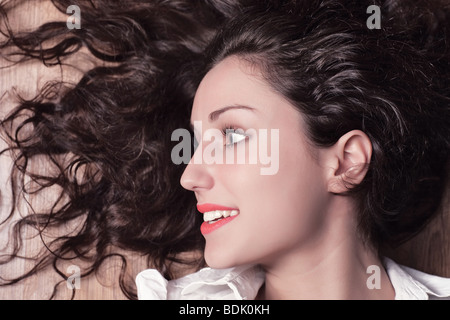 Junge Frau mit lange brünette Haare Porträt. Stockfoto