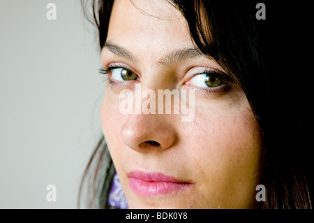 Junge Frau in Nahaufnahme Blick in die Kamera Stockfoto