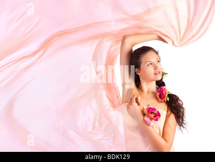 Junge Frau mit rosa Stoff. Isoliert auf weiss. Stockfoto
