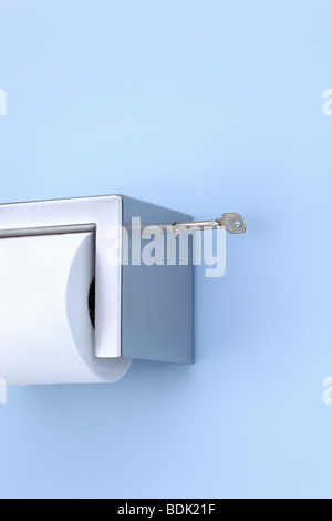 Toilettenrollenhalter Mit Altbier Stockfoto