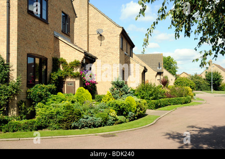 Einfamilienhäuser in ruhiger Sackgasse in englische Marktstadt von Oundle, Northamptonshire. Stockfoto