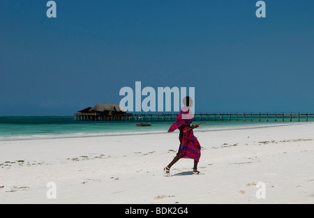 Bunt gekleideten Swahili-Mann zu Fuß auf Zanzibar beach Stockfoto