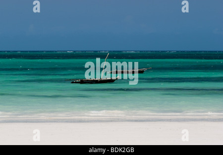 Zwei Fischerboote an Nordküste Zanzibar Stockfoto