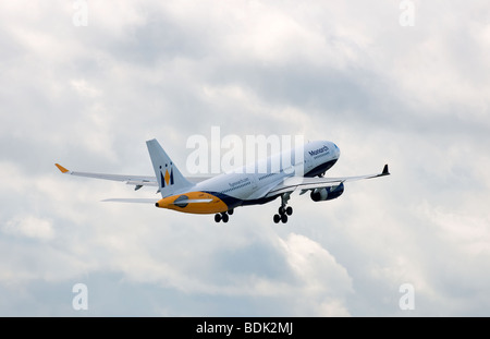 Monarch Airlines airbus a330 kurz nach dem Weg vom Flughafen in Manchester zu nehmen Stockfoto