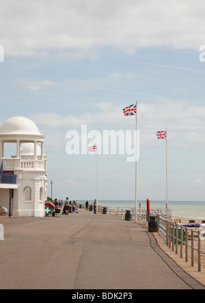 Drei Union Jack Fahnen im Wind nächste Bexhill Pavillon an der englischen Südküste Stockfoto