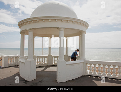 Blick auf das Meer unter Bexhill Pavillon Kuppel Mädchen Stockfoto