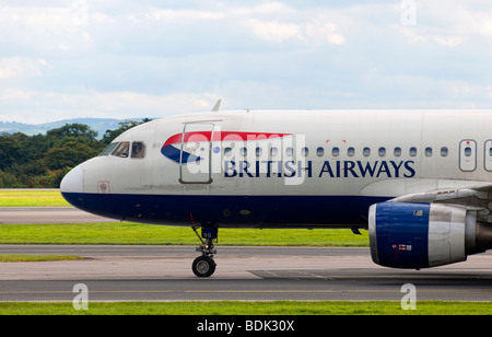 British Airways Airbus A320 auf der Start-und Landebahn am Flughafen Manchester Stockfoto