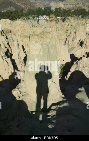 Reisende im Tal des Mondes mit erodierten Ton Topographie, La Paz, Bolivien Stockfoto