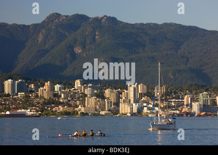 Ruderer am Coal Harbour, Blickrichtung Nord Vancouver von der Innenstadt von Vancouver, British Columbia, Kanada. Stockfoto