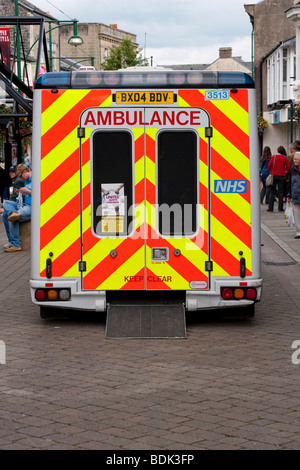 Rückansicht des Krankenwagens geparkt in einer Fußgängerzone in Buxton, Derbyshire Stockfoto