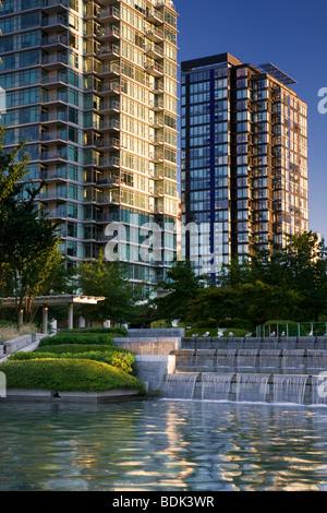 Wohngebäuden entlang der Uferpromenade, Innenstadt von Vancouver, British Columbia, Kanada. Stockfoto