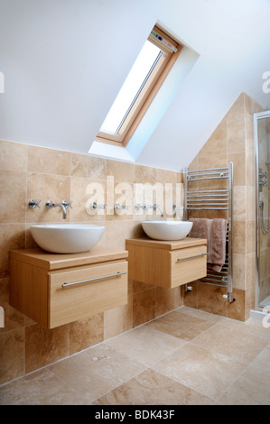 EIN MODERNES BAD MIT ZWEI WASCHBECKEN UND VELUX DACHFENSTER Stockfoto