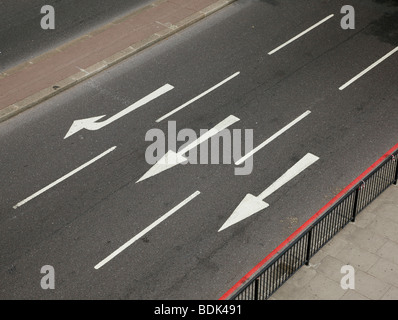 Straßenmarkierungen Stockfoto