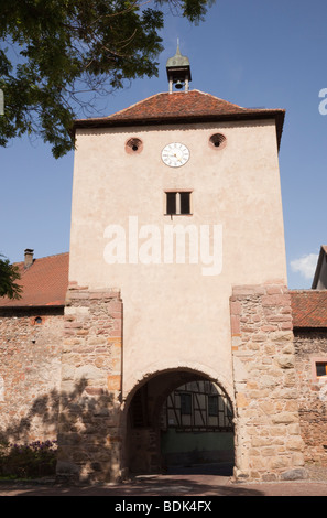 Turckheim, Elsass, Haut-Rhin, Frankreich, Europa. / Gateway Uhrturm in befestigten mittelalterlichen Dorf auf der elsässischen Wein-route Stockfoto