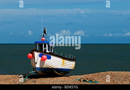 Ein Fischerboot, gestrandet auf dem Kies bei Dungeness in Kent. Stockfoto